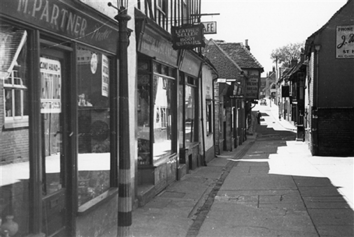 Back streets - Eld Lane, in Colchester. Like all the pictures on this spread, this photo was taken by Harold Poulter