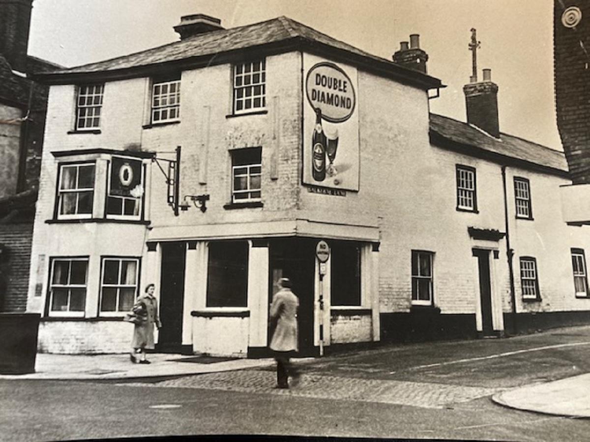 Popular venue - The Horse and Groom, in Crouch Street. Sadly, the pub was demolished in the late 1950s