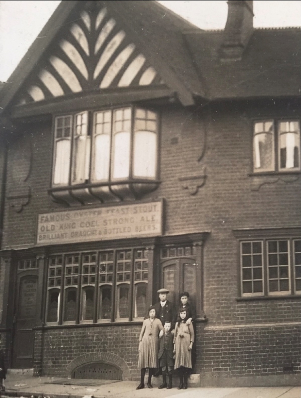 Great minds drink alike - The Nelsons Head, in West Stockwell Street. The landlord is Marys great-grandfather, William Wade, and he is pictured with wife Rosina and children Hilda (Marys grandmother), William and Dolly