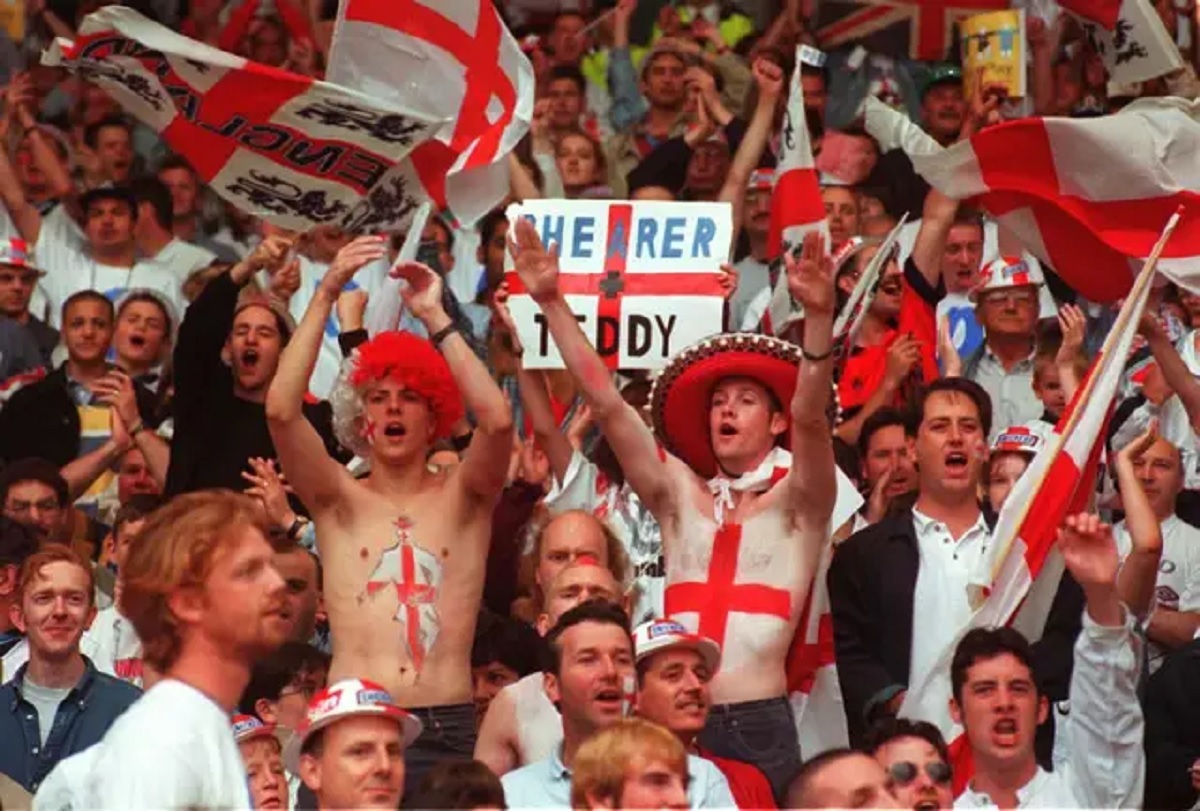 England fans roar on the Three Lions