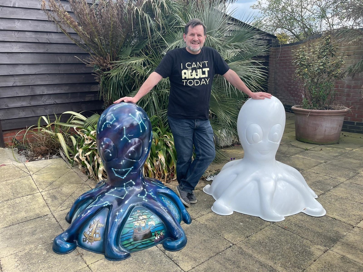 Seeing double - Mik Richardson with his painted sculptures Journey of a Thousand Stars and a Plain Octopus Sculpture