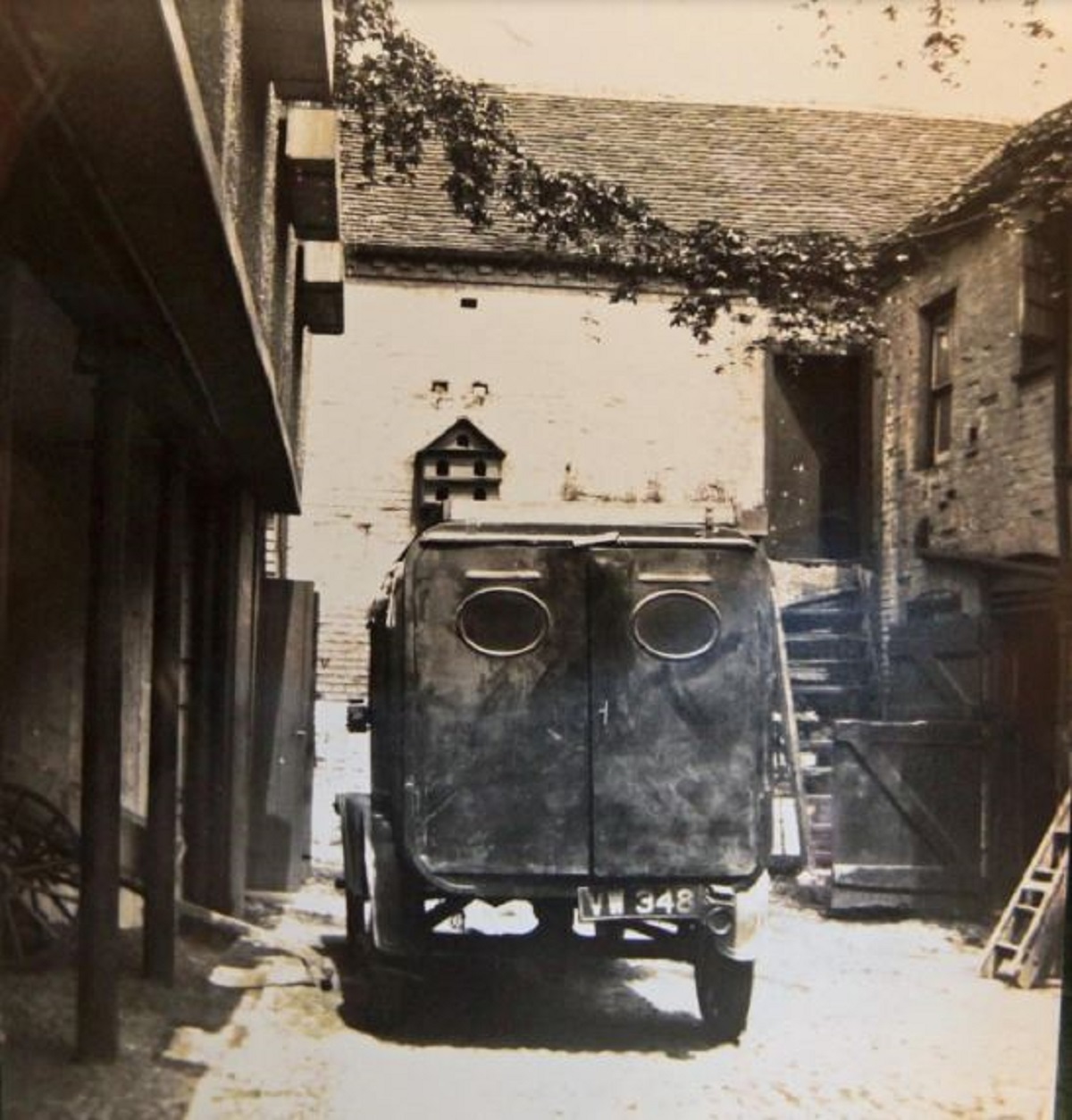 Parked up - this picture is on display in the hotel’s reception and shows the courtyard in the 1920s. You can see the stable, with its first-floor loft. Both the stable and western wing were built between 1848 and 1876