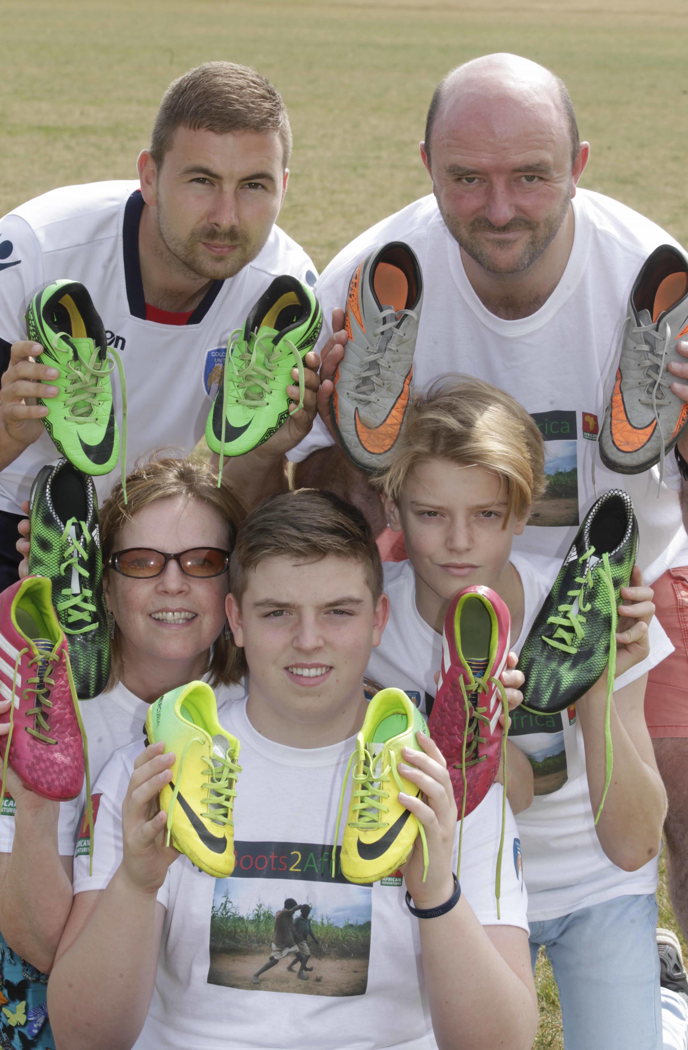 Iain Finch et sa famille, Jackie, Oscar et Toby avec Tom Tayler, Colchester United Football in the Community, ont créé Boots2Africa, une fondation pour livrer des milliers de chaussures de football d'enfants de Colchester et au-delà aux enfants de