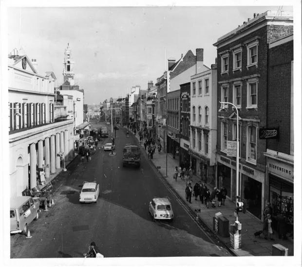 Gazette: The High Street with traffic back in the 1980s