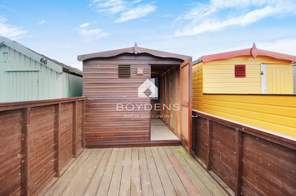 Frinton beach hut listed for £80,000 - Vimarsana News