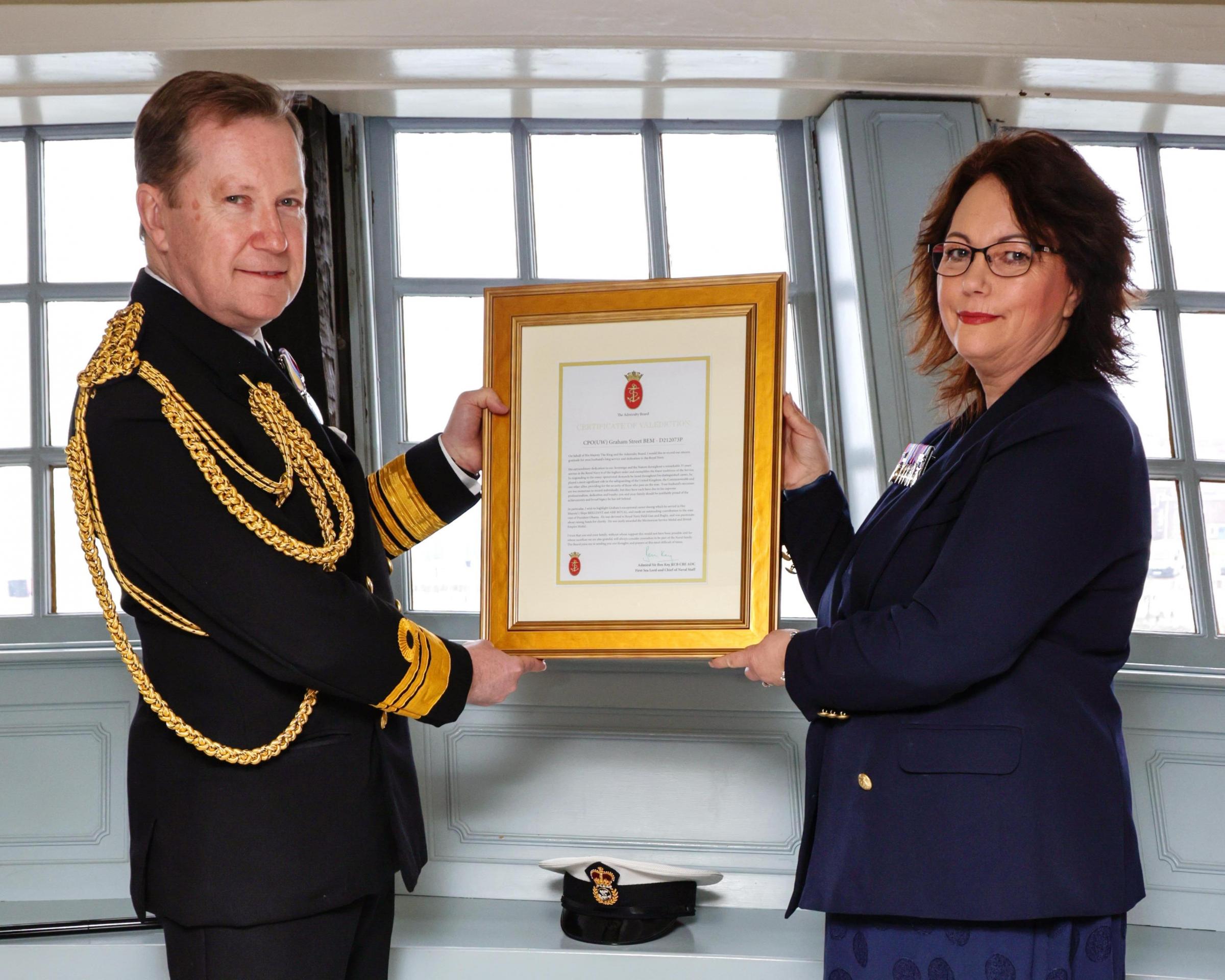 Proud family collect prestigious award on behalf of navy veteran - Vimarsana News